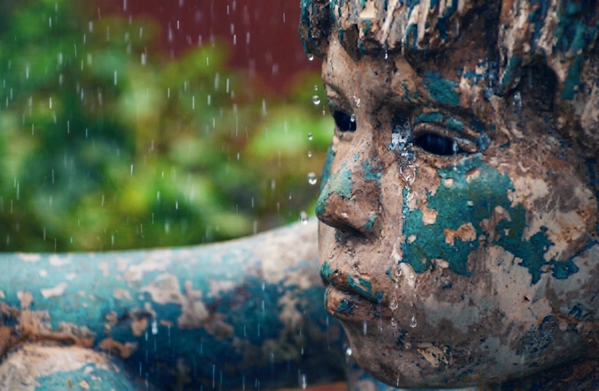 enfant statue pluie