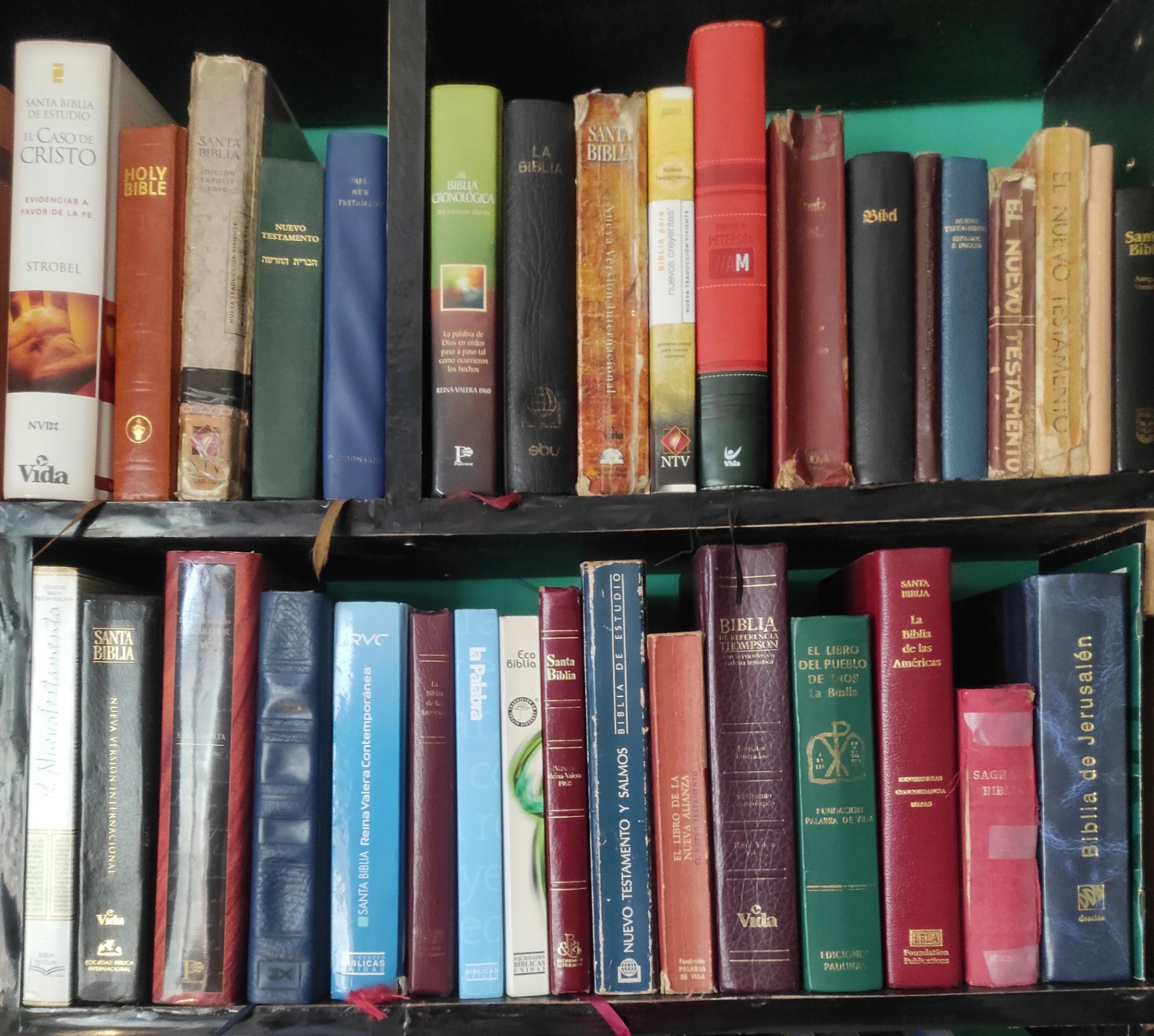 Bibles sur étagère