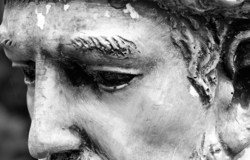 statue triste